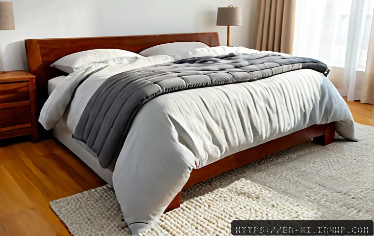 Home 17 침대 이불 선택 가이드 - Photorealistic bright bedroom scene showing a neatly made queen bed with a plush all-season comforte...